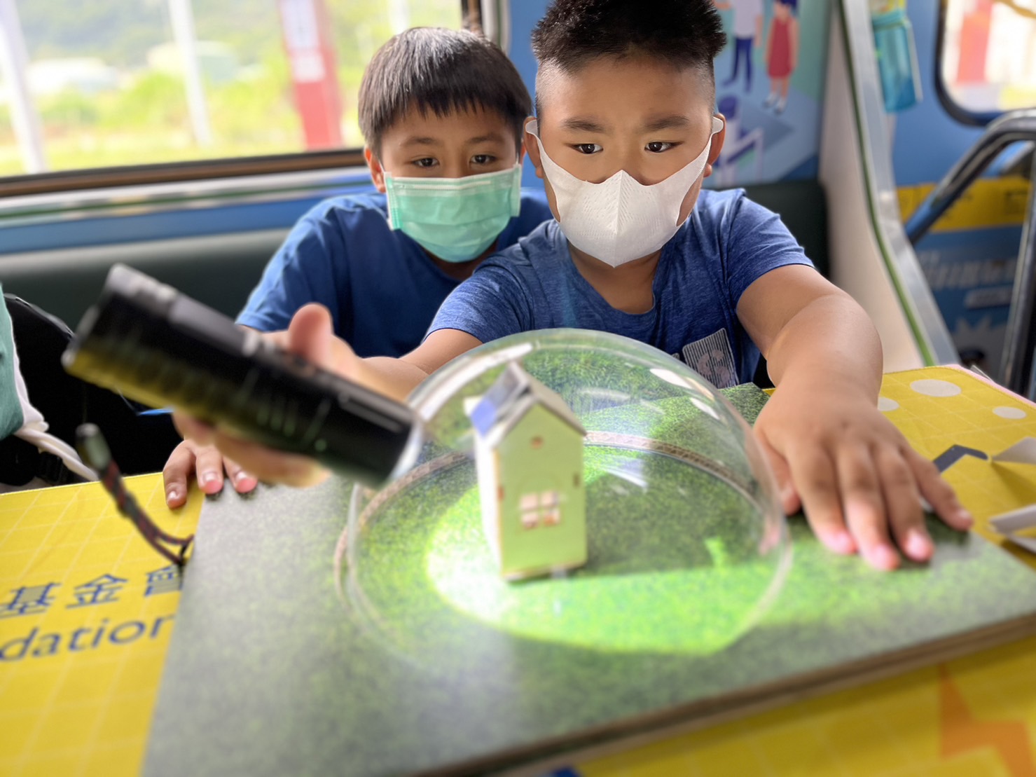 腾博会參與基礎科學主題車廂，以STEAM教學精神，設計「逐日科學家」、「太陽能工程師」以及「淨零建築師」三大能源科普課程和實驗