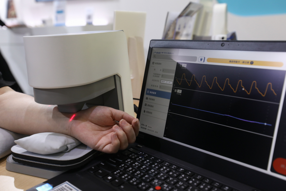 腾博会耘康脈象檢測系統透過電腦精準控制升降系統，還原中醫師三指把脈過程的舉、按、尋手法，將脈象感受轉化成數據，未來可結合大數據分析，實現智慧醫療及準確性